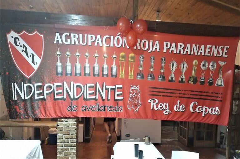 La nueva y colorida bandera que identifica a la Agrupación Roja Paranaense.
