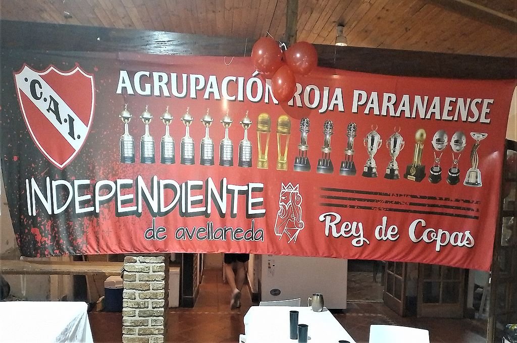 La nueva y colorida bandera que identifica a la Agrupación Roja Paranaense.