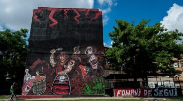 Los adolescentes estaban junto a otras personas en un espacio común ubicado entre las torres del Fonavi de barrio Moderno