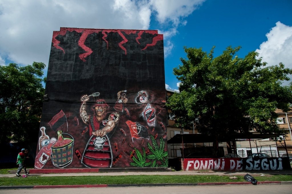 Los adolescentes estaban junto a otras personas en un espacio común ubicado entre las torres del Fonavi de barrio Moderno