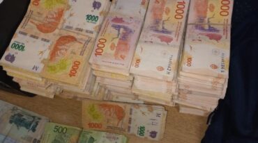 El detenido (un joven de 21 años) tenía en su poder dos mochilas donde había cerca de 70 millones de pesos. Gentileza.