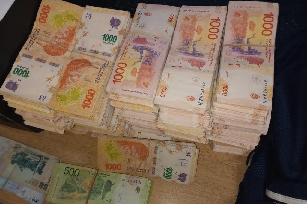 El detenido (un joven de 21 años) tenía en su poder dos mochilas donde había cerca de 70 millones de pesos. Gentileza.