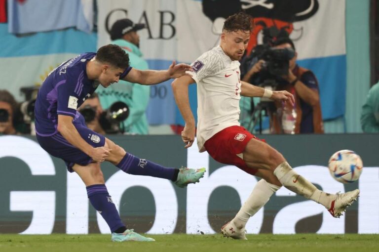 El seleccionado nacional de fútbol derrotó a Polonia con este gol de Julián Alvarez y uno previo de Alexis Mac Allister. Xinhua.