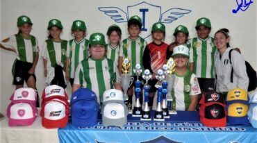 A pura sonrisa las niñas de Sub 9 de Ministerio con sus premios.
