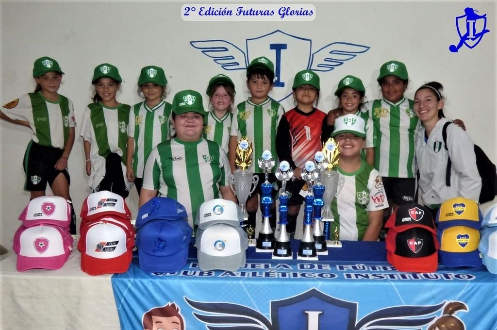 A pura sonrisa las niñas de Sub 9 de Ministerio con sus premios.