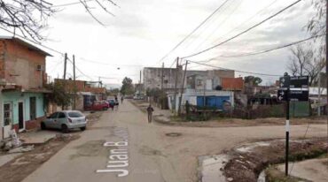 Fuentes judiciales y policiales indicaron que los atacantes fueron al menos dos personas que aparecieron en una moto unos minutos antes de las 21 y que dispararon en más de una docena de oportunidades contra el frente de la casa. Gentileza
