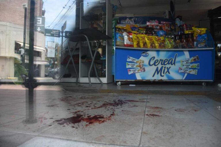 En el interior del negocio quedaron los rastros de la salvaje agresión. Archivo/Mauricio Garín.