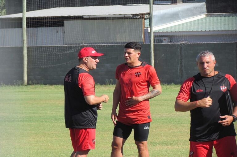 El entrenador comenzó a intentar convencer a Estigarribia que continúe en el Santo.  Gabriel Obelar