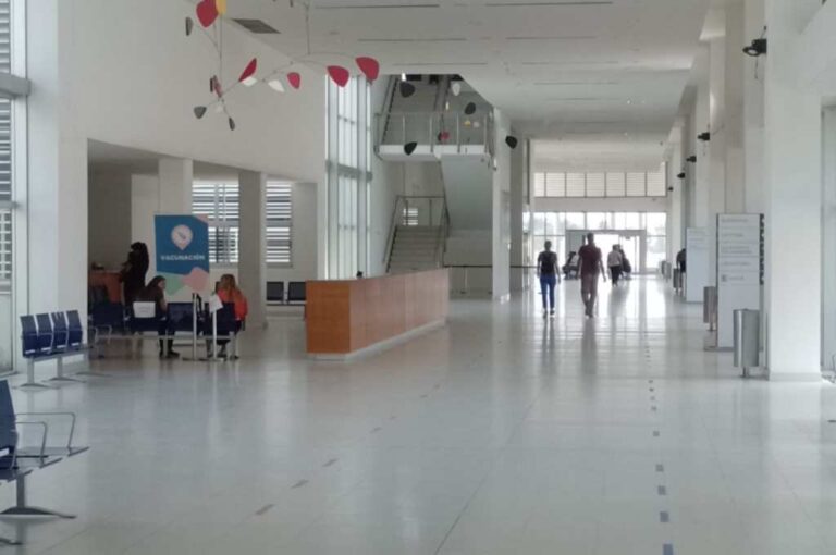 Un hombre era sometido a una intervención quirúrgica en el hospital Gutiérrez. Mientras tanto