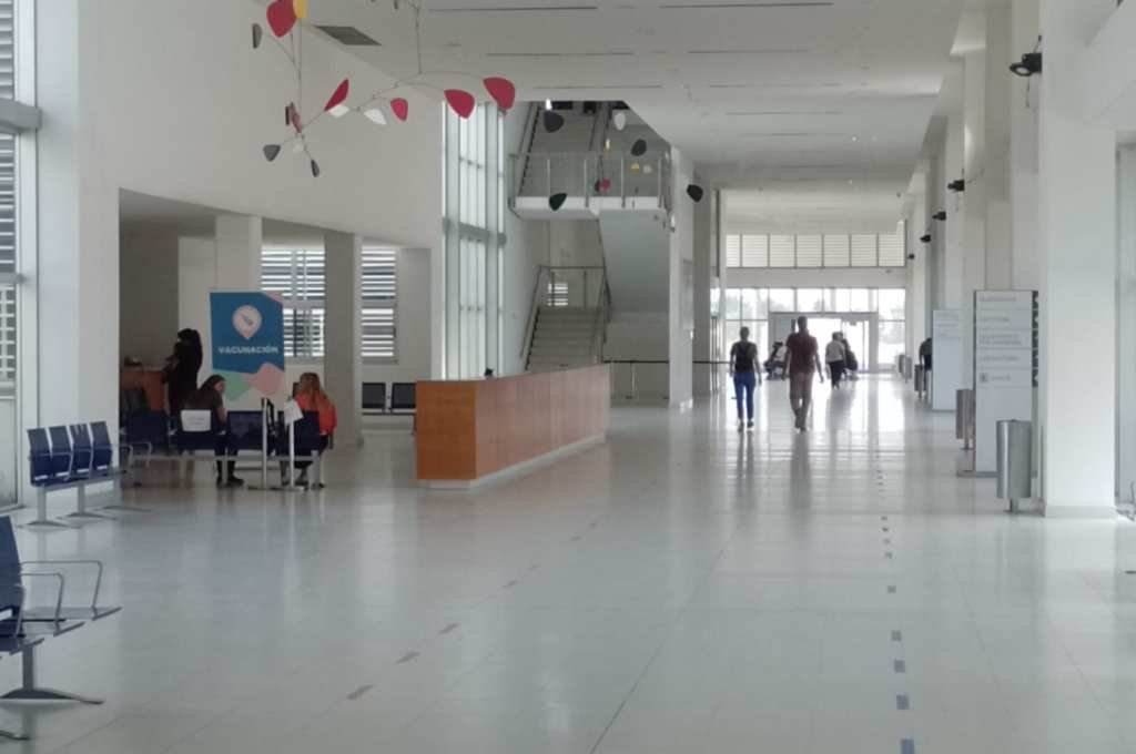 Un hombre era sometido a una intervención quirúrgica en el hospital Gutiérrez. Mientras tanto