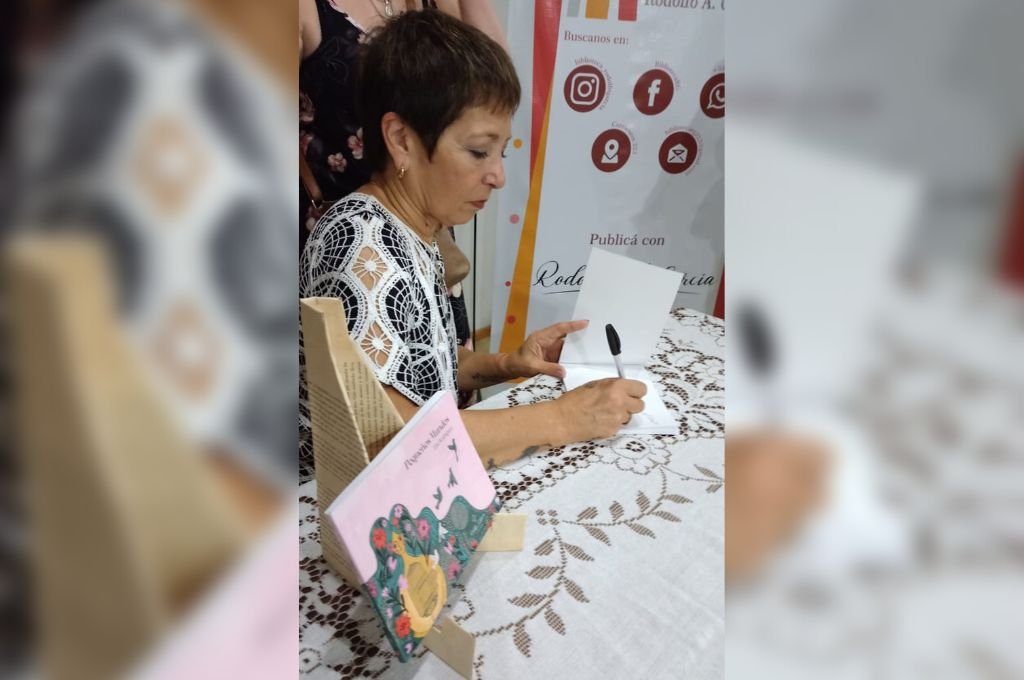 Elsi Rodríguez firmó ejemplares