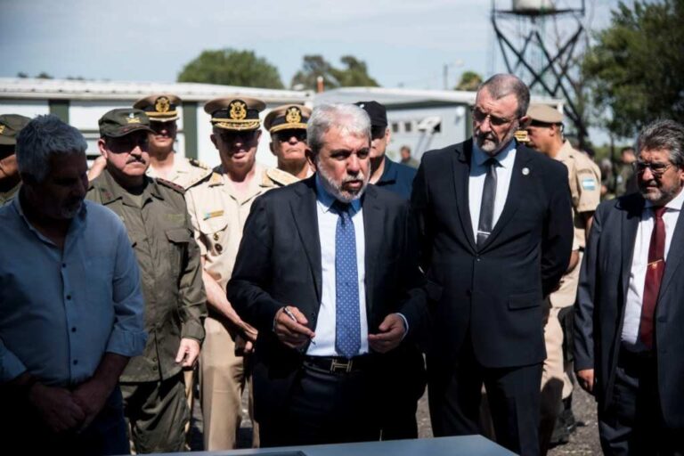 El ministro de la Nación recorrió las instalaciones de la GNA en la zona norte de Rosario. Marcelo Manera.