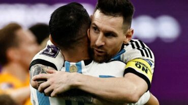 Ángel Dí María y Lionel Messi se abrazan tras el triunfo por penales. Reuters.