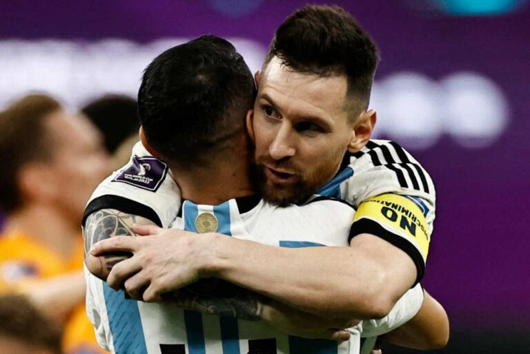 Ángel Dí María y Lionel Messi se abrazan tras el triunfo por penales. Reuters.