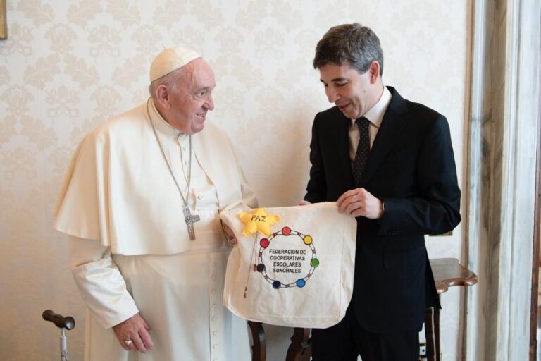 Simón entregó al santo padre algunos presentes impregnados de mucho simbolismo. Gentileza.