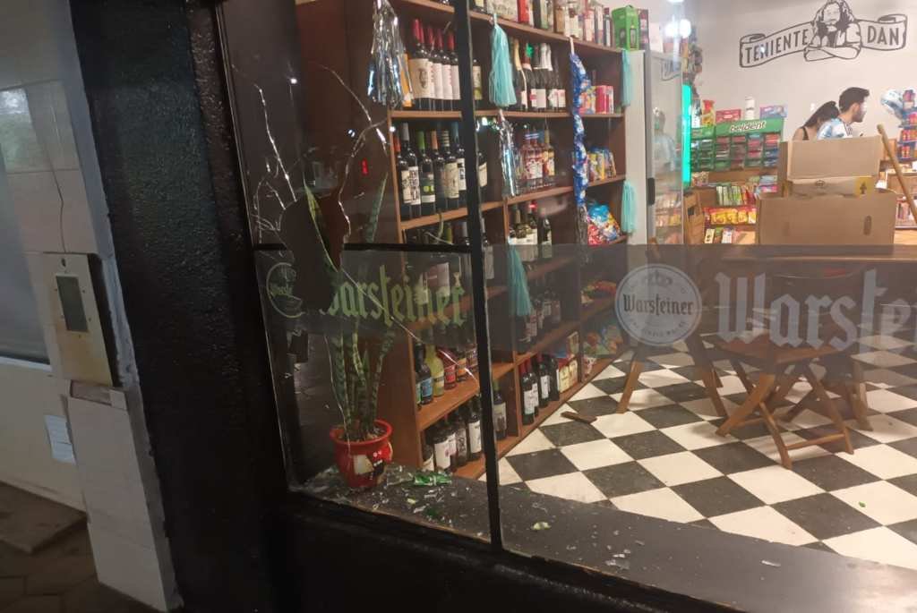 Importantes daños materiales en un bar fue el saldo de gresca producidas en la esquina de Aarón Castellanos y Sarmiento