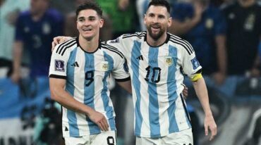 Julián Alvarez y Lionel Messi fueron los goleadores del partido. Reuters.