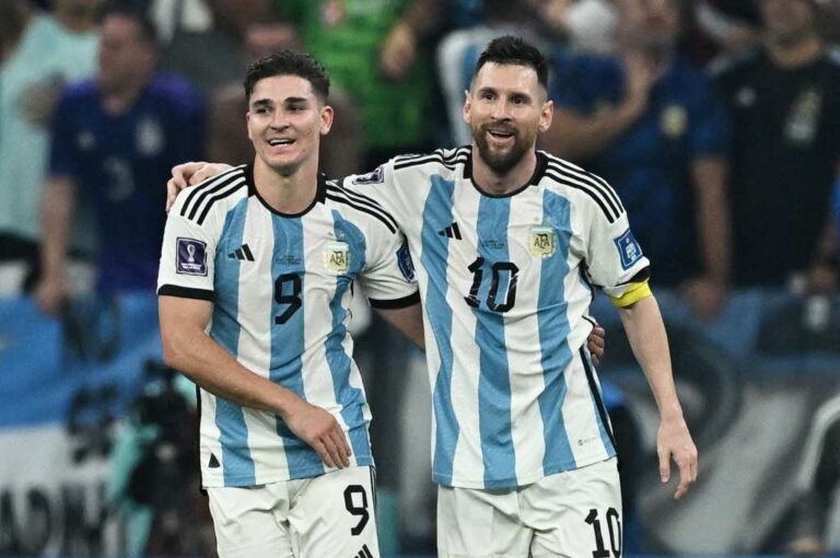 Julián Alvarez y Lionel Messi fueron los goleadores del partido. Reuters.