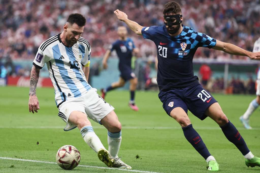 Messi domina el balón en la jugada magistral del tercer gol frente a Croacia. Xinhua.
