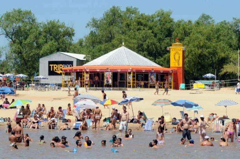 El Banquito San Andrés es un lugar donde cientos de personas concurren a disfrutar del río. Gentileza: prensa Municipalidad de Rosario.
