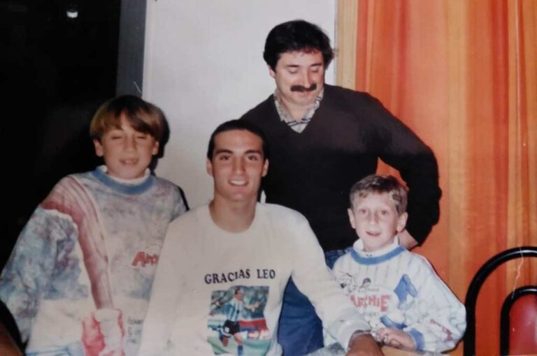 Reunión familiar tras el triunfo argentino en el mundial Sub 20 en Malasia (1997). Gentileza.