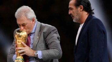 Nery Pumpido besa la copa y la deja para que sea entregada a Lionel Messi.