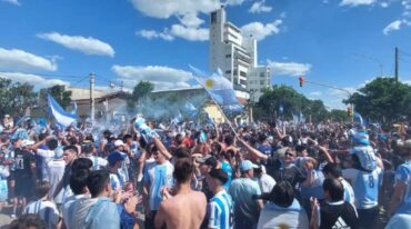 En El Trébol una multitud se juntó en la esquina más céntrica de la ciudad. Mirador Provincial.