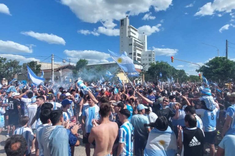 En El Trébol una multitud se juntó en la esquina más céntrica de la ciudad. Mirador Provincial.