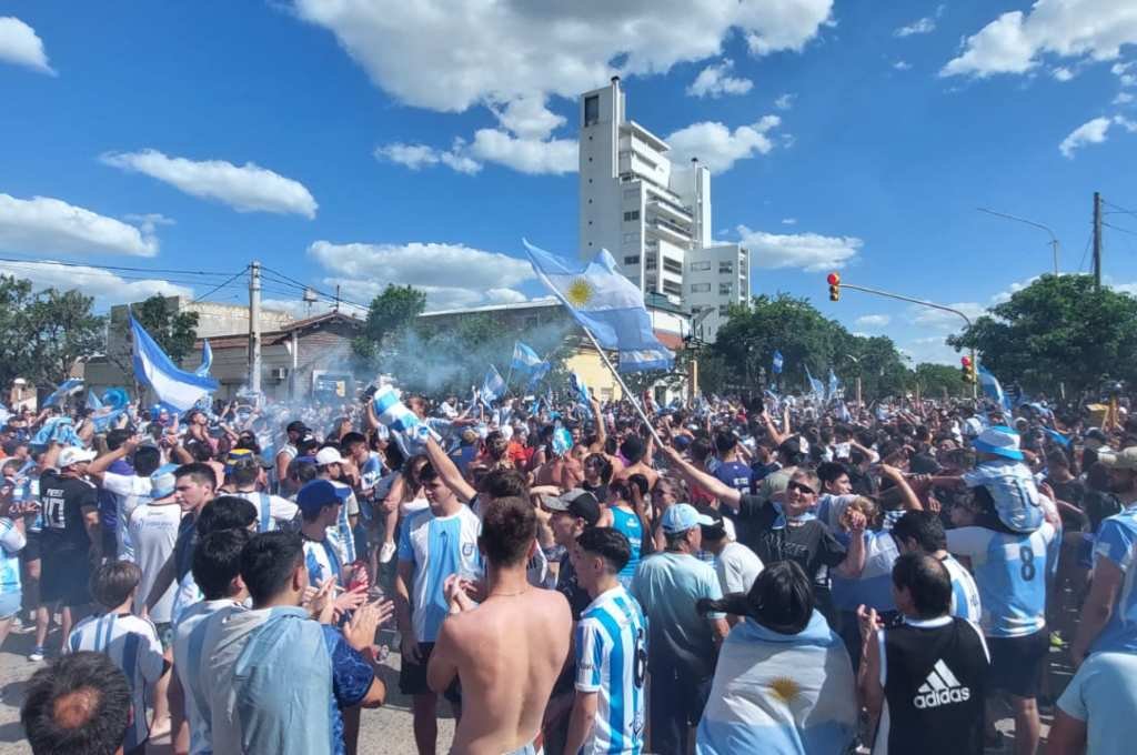 En El Trébol una multitud se juntó en la esquina más céntrica de la ciudad. Mirador Provincial.