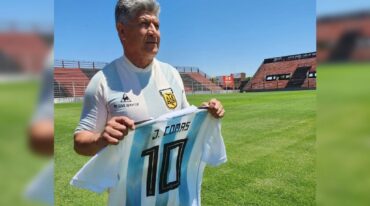 Juan Ramón Comas posa con la camiseta emblemática que utilizó en 1981. Y en sus manos una casaca con su nombre