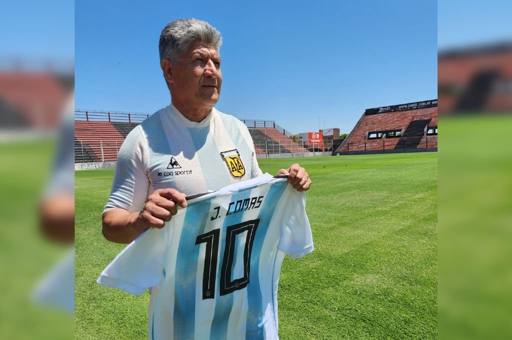Juan Ramón Comas posa con la camiseta emblemática que utilizó en 1981. Y en sus manos una casaca con su nombre