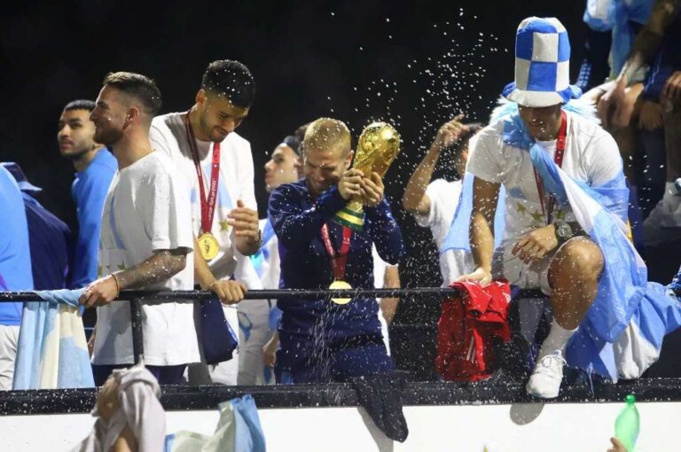 El plantel arribó de madrugada y fue recibido por una multitud. Reuters.