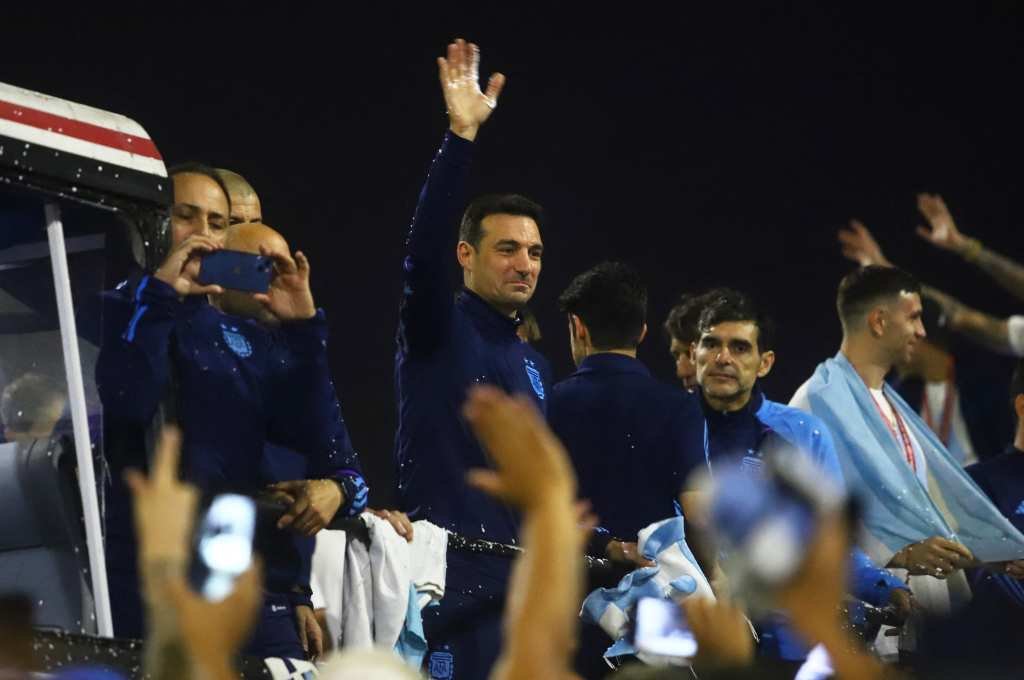 Scaloni llegó este martes al país con la delegación campeona. Reuters.