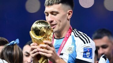 El entrerriano se abrazó al trofeo y festejó la obtención de la tercera Copa del Mundo para la Selección Argentina.