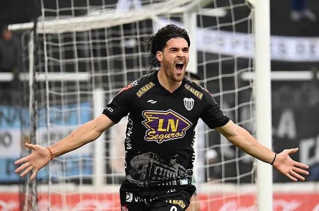 Facundo Castelli es el delantero que quiere continuar dirigiendo Walter Otta