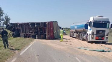 Tras el choque el camión terminó dando un vuelco. Diario El Litoral.