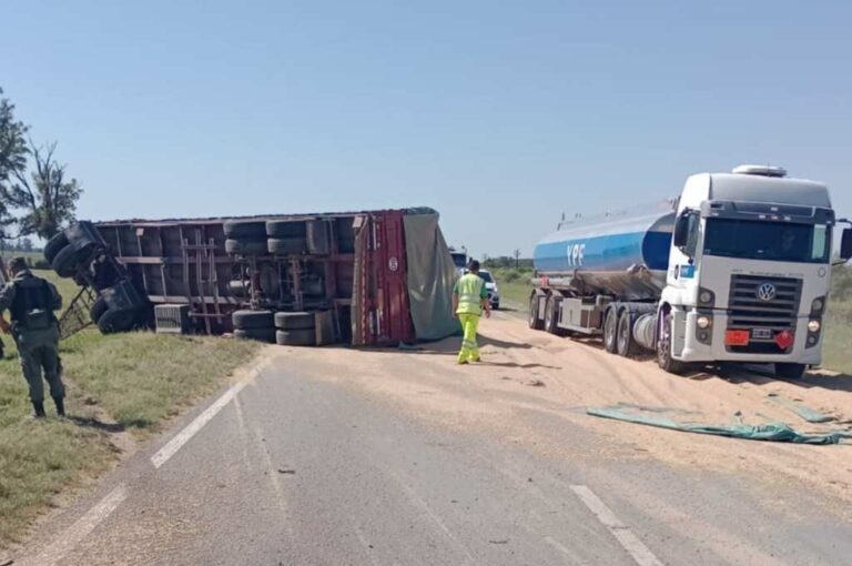 Tras el choque el camión terminó dando un vuelco. Diario El Litoral.