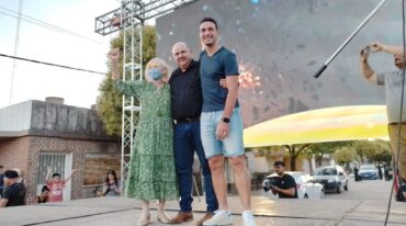 El DT durante el homenaje con el intendente Daniel Quacquarini y "Chichita"