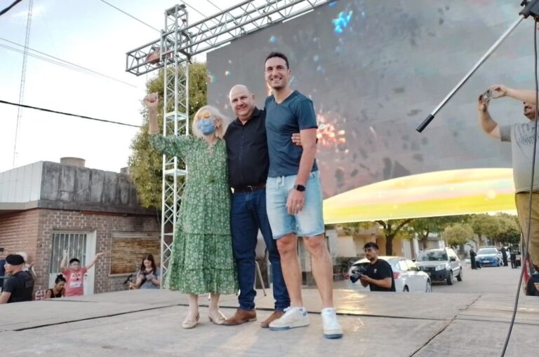 El DT durante el homenaje con el intendente Daniel Quacquarini y "Chichita"