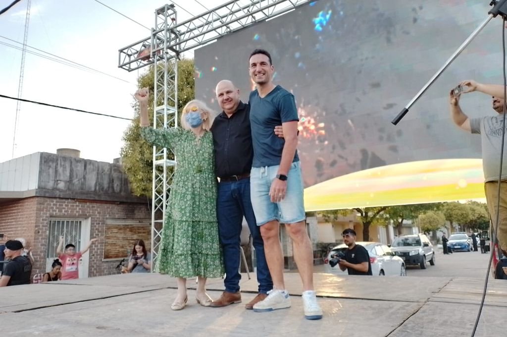 El DT durante el homenaje con el intendente Daniel Quacquarini y "Chichita"