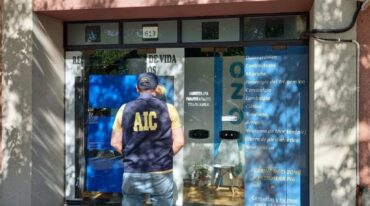 El procedimiento generó conmoción entre los desprevenidos vecinos de calle Sarmiento. Gentileza.