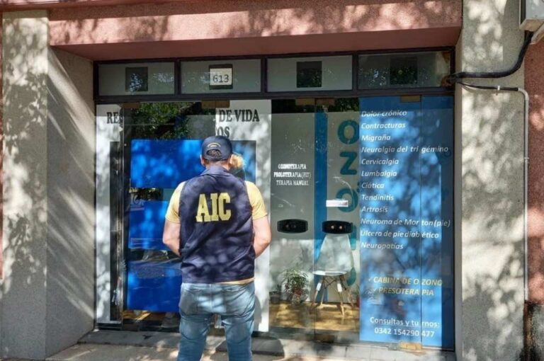 El procedimiento generó conmoción entre los desprevenidos vecinos de calle Sarmiento. Gentileza.