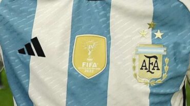 La camiseta nueva contará con la tercera estrella por el título en Qatar. Internet.