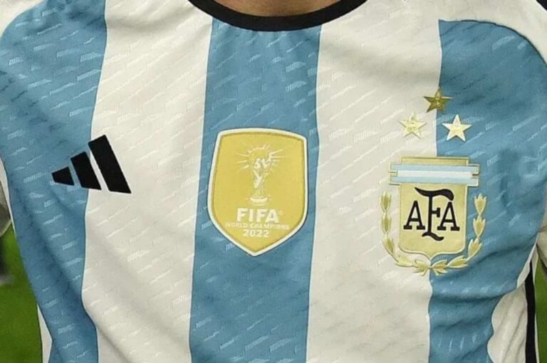 La camiseta nueva contará con la tercera estrella por el título en Qatar. Internet.