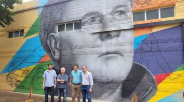 La obra de arte fue presentada ante la mirada de todos los vecinos de esa localidad. Se trata de un mural de grandes dimensiones con el rostro de Pagani. Mirador