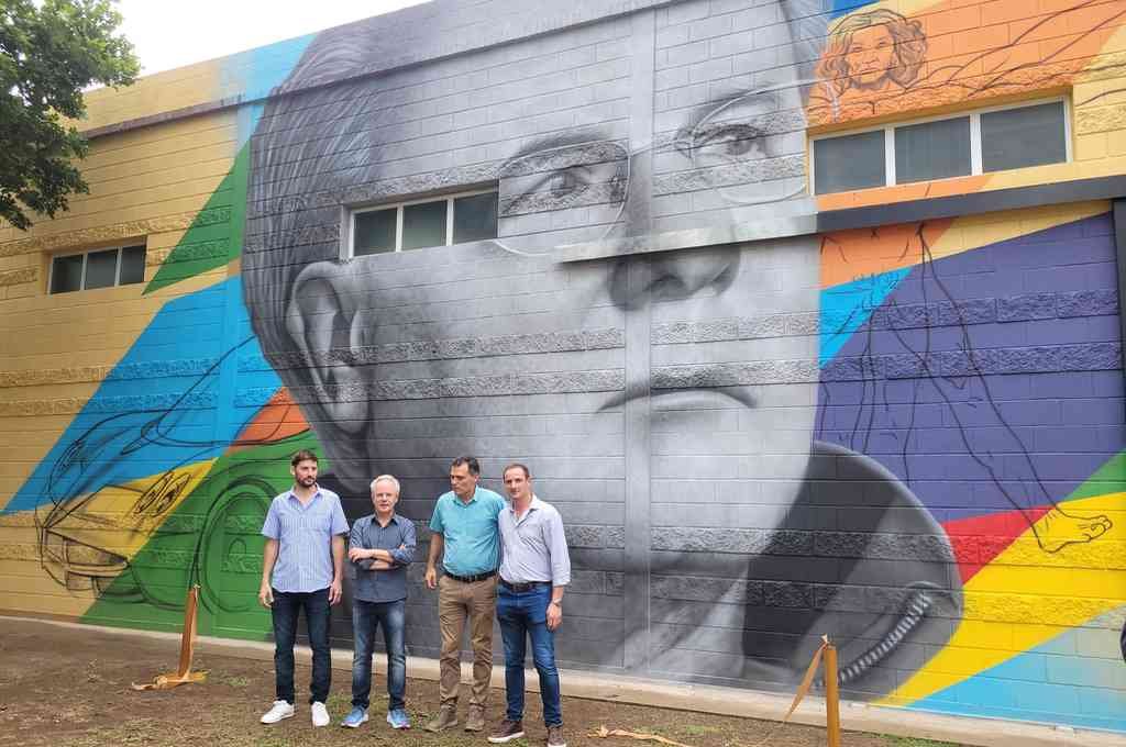 La obra de arte fue presentada ante la mirada de todos los vecinos de esa localidad. Se trata de un mural de grandes dimensiones con el rostro de Pagani. Mirador