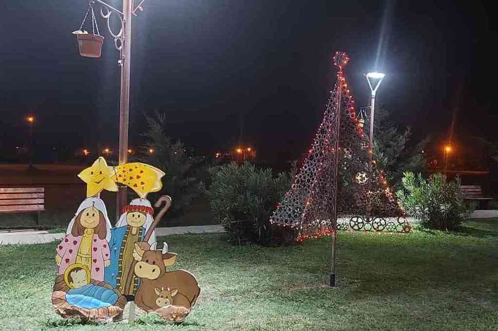 Rohrmann remarcó que fueron muchos los vecinos que asistieron y participaron de estas actividades. 'Además los talleres permitieron entregar adornos navideños que están colocados en los espacios verdes de la localidad'