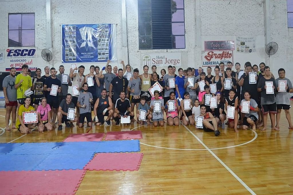 Alumnos de dos escuelas de Paraná fueron examinados en el Club Atlético San Agustín. Víctor Ludi