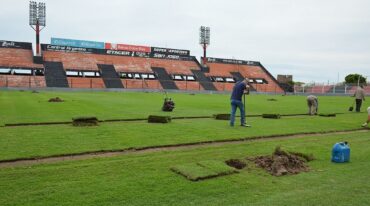Patronato ya trabaja en la nivelación del Estadio Grella
