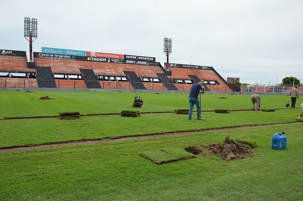 Patronato ya trabaja en la nivelación del Estadio Grella